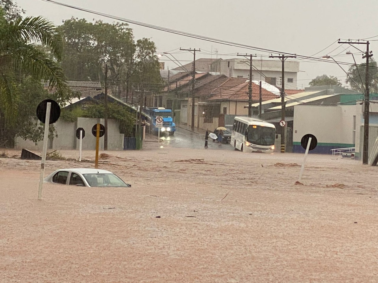 Após temporal em Botucatu, 10 pessoas ficam desalojadas e recebem atendimento