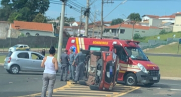 Carro tomba em acidente no Jardim Paraíso
