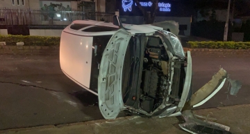 Carro tomba após se chocar contra canteiro central na Avenida Santana
