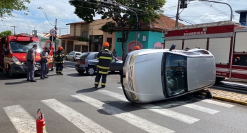 Veículo tomba na Av. Santana após colisão