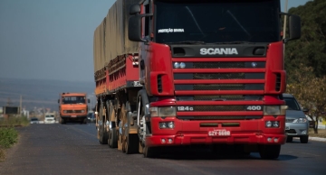 Caminhoneiros e taxistas recebem auxílio nesta terça