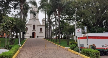 São Manuel proíbe estacionamento de veículos no pátio da igreja Matriz