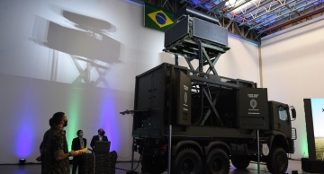 Embraer e Exército Brasileiro apresentam o radar nacional SABER M200 VIGILANTE de alerta aéreo antecipado Embraer e Exército Brasileiro apresentam o radar nacional SABER M200 VIGILANTE de alerta aéreo antecipado