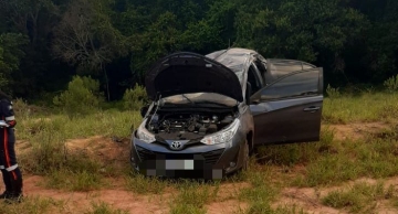 Carro capota em bairro rural de Botucatu