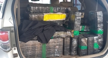 Homem joga carro em cima de policial durante fuga na Castello Branco em Itatinga