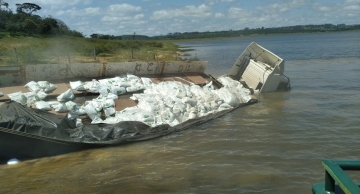 Carreta desgovernada passa a entrada de balsa e cai no Rio Paranapanema em Itatinga; veja vídeo