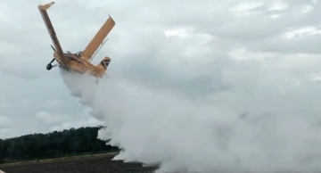 Avião Ipanema cai em fazenda após asas quebrarem e piloto sobrevive; VÍDEO Avião Ipanema cai em fazenda após asas quebrarem e piloto sobrevive; VÍDEO
