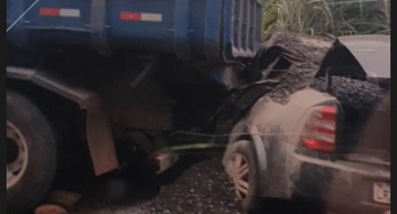 Caminhão desgovernado destrói veículo em rodovia de Pardinho