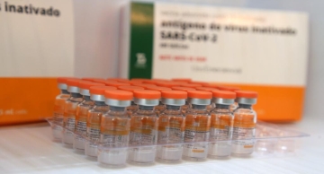 CoronaVac tem eficácia contra Ômicron, mostra estudo preliminar