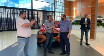 Doação de carro ajudará na construção do Centro Oncológico do HCFMB