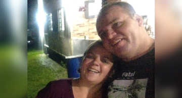 Casal em motocicleta morre após ser atingido por raio na Dutra em Caçapava, SP Casal em motocicleta morre após ser atingido por raio na Dutra em Caçapava, SP