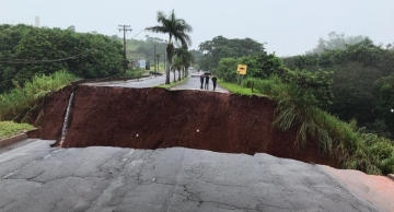 Enxurrada arranca parte de avenida em Barra Bonita e causa estragos em cidades da região