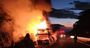 Ônibus de dois andares pega fogo em rodovia de Dois Córregos