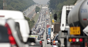 Quase 3 milhões de veículos devem seguir em direção ao interior e litoral de SP no feriado
