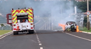 Carro fica destruído após pegar fogo na zona leste de Botucatu