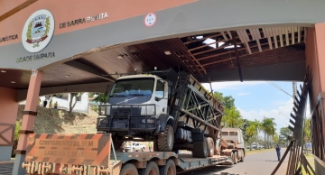 Carreta transportando caminhão ‘entala’ em portal e interdita acesso a Barra Bonita