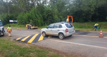 Lombadas são colocadas na Rodovia Gastão Dal Farra em Botucatu