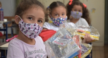 Prefeitura de Botucatu entrega uniformes e material escolares aos alunos da Rede Municipal de Ensino