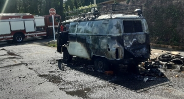 Kombi fica destruída após pegar fogo no Santa Mônica em Botucatu