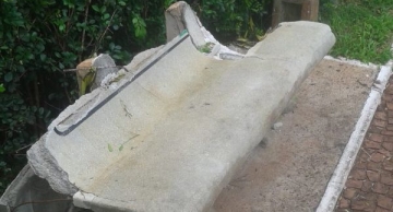 Vândalos destroem banco em Praça de São Manuel