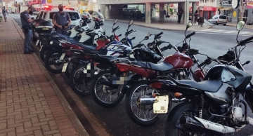 Durante fiscalização, Polícia Militar recolhe 5 motocicletas no centro de Botucatu
