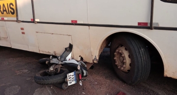 Jovem em motocicleta morre após colidir contra ônibus em Itatinga