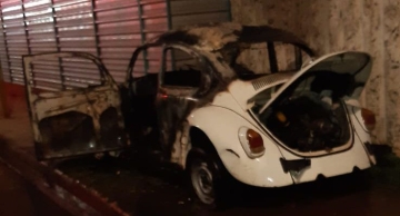 Fusca fica destruído após pegar fogo na Vital Brasil
