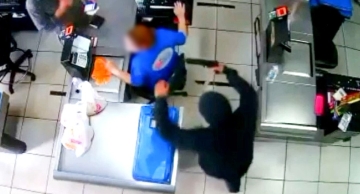 Homens armados colocam arma na cabeça de funcionária durante assalto em mercado de Areiópolis; vídeo