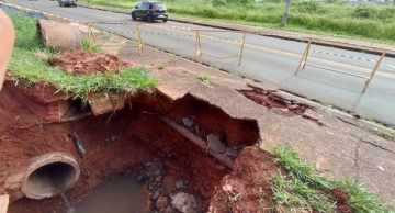 Avenida de São Manuel tem trecho interditado após cratera aberta pela chuva