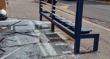 Susto: ônibus atinge ponto de passageiro na Dom Lúcio e quebra vidro de proteção