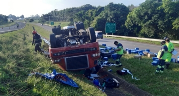 Motorista morre após caminhão tombar na Marechal Rondon em São Manuel