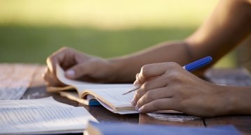 Programa de bolsas de estudo pré-vestibular a alunos carentes tem vagas abertas até 26/02