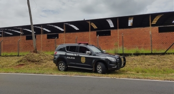 Polícia Civil prende em flagrante homens que furtaram equipamentos e cabos de fábrica desativada em Anhembi