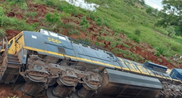 Trem descarrila após desabamento de terra provocado por chuvas em Jaú