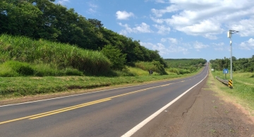 Uma pessoa morre e outra fica gravemente ferida após colisão entre carro e carreta em rodovia de São Manuel