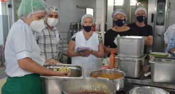 Funcionários da Cozinha Piloto participam de treinamento sobre alimentação sustentável