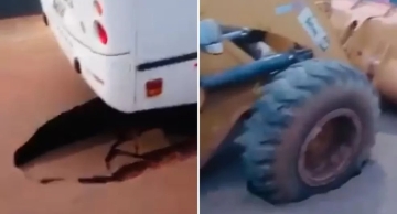 Trator acionado para retirar ônibus que caiu em buraco fica preso na cratera após asfalto ceder em Itatinga