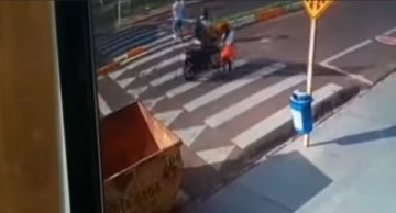 Menina é atropelada por moto em faixa de pedestre de avenida em Botucatu; vídeo