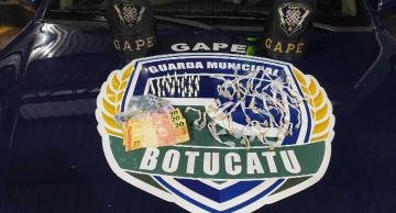 Homem é preso pelo GAPE vendendo droga no Santa Eliza em Botucatu