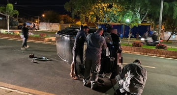 Veículo tomba após atingir canteiro central da José Pedretti Netto em Botucatu
