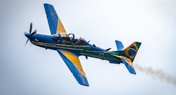 Avião da Esquadrilha da Fumaça cai em Pirassununga; piloto e mecânico ejetam e são resgatados