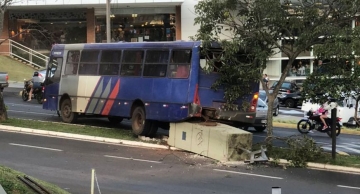 Ônibus se desprende de guincho de concessionária na entrada de Botucatu