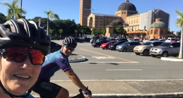 Dupla de ciclistas percorre 510 km para ajudar Oncologia do HCFMB