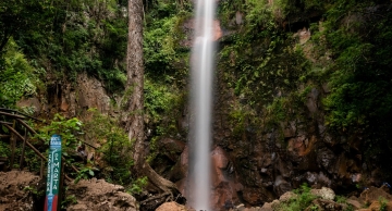 Bombeiros e Helicóptero Águia trabalham em resgate de mulher que sofreu queda na Cascata da Marta em Botucatu