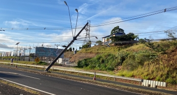 Carro destrói poste em acidente na Domingos Sartori em Botucatu