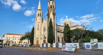 Bolsão de estacionamento da Catedral segue interditado para reforma externa da igreja