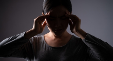 Enxaqueca requer tratamento médico, alerta neurologista