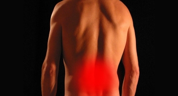 Dor nas costas pode indicar algo mais sério. Aprenda mais!