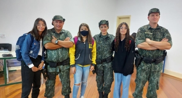 Polícia Militar Ambiental participa de feira de profissões em escola de São Manuel