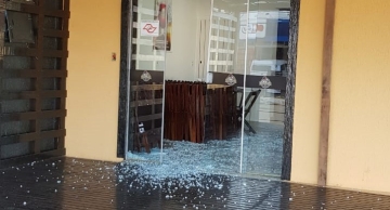 Lanchonete amanhece com porta de vidro estourada na Leonardo Villas Boas